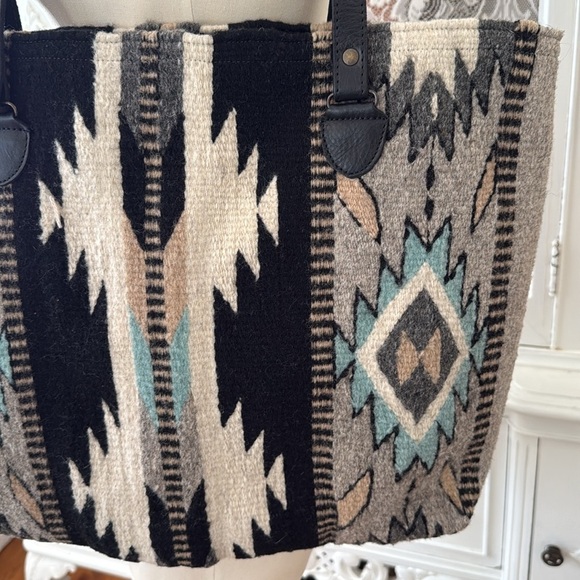 MZ Fair Trade Textiles Artisan Made
100% Wool Hand Crafted Tote Bag - Picture 11 of 15
